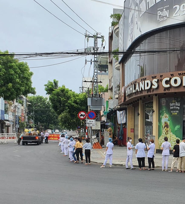 Chùm ảnh đặc biệt trong tâm dịch Đà Nẵng: Bác sĩ tất bật vào ca, nhân viên y tế xếp hàng dài xung phong vào khu cách ly chống Covid-19 - Ảnh 16. Chùm ảnh đặc biệt trong tâm dịch Đà Nẵng: Bác sĩ tất bật vào ca, nhân viên y tế xếp hàng dài xung phong vào khu cách ly chống Covid-19 - Ảnh 16.