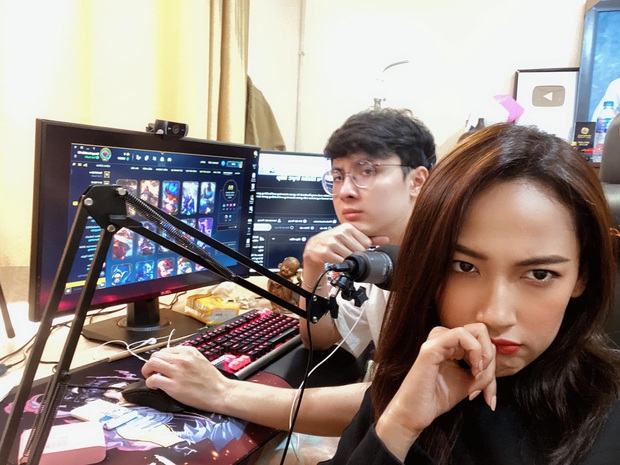 NoWay cầm roi dạy Cara chơi game trong chuỗi ngày tự cách ly, chưa được bao lâu thì... mất kênh! - Ảnh 2. NoWay cầm roi dạy Cara chơi game trong chuỗi ngày tự cách ly, chưa được bao lâu thì... mất kênh! - Ảnh 2.