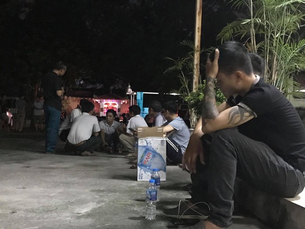 Con gái gục khóc trong nhà tang lễ khi biết tin bố tử vong trong vụ sập giàn kính: Bố ra đi khi còn chưa kịp ăn cơm tối... - Ảnh 4. Con gái gục khóc trong nhà tang lễ khi biết tin bố tử vong trong vụ sập giàn kính: Bố ra đi khi còn chưa kịp ăn cơm tối... - Ảnh 4.