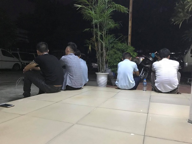 Con gái gục khóc trong nhà tang lễ khi biết tin bố tử vong trong vụ sập giàn kính: Bố ra đi khi còn chưa kịp ăn cơm tối... - Ảnh 2. Con gái gục khóc trong nhà tang lễ khi biết tin bố tử vong trong vụ sập giàn kính: Bố ra đi khi còn chưa kịp ăn cơm tối... - Ảnh 2.