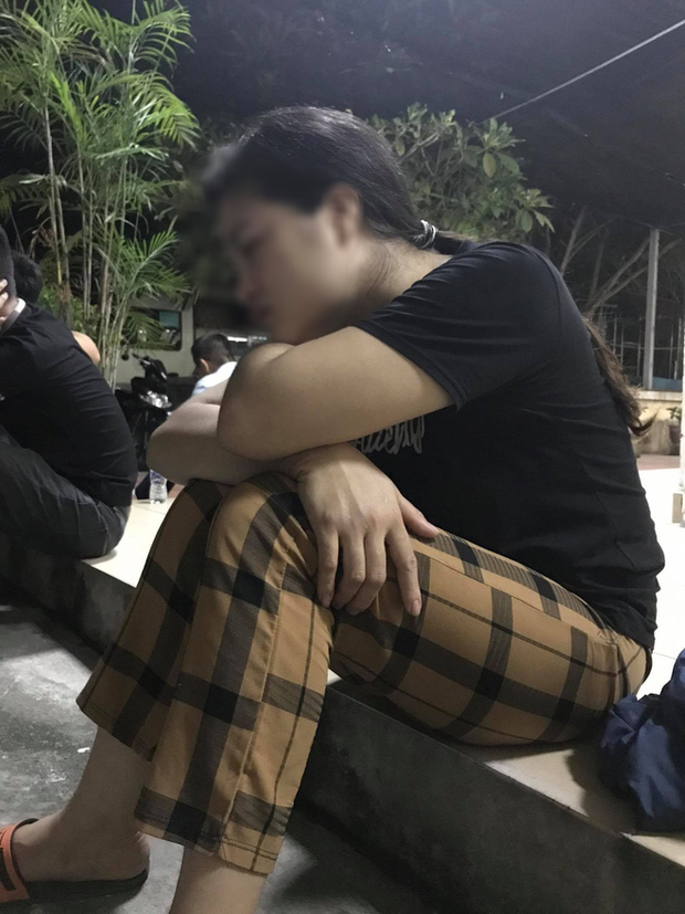 Con gái gục khóc trong nhà tang lễ khi biết tin bố tử vong trong vụ sập giàn kính: Bố ra đi khi còn chưa kịp ăn cơm tối... - Ảnh 5. Con gái gục khóc trong nhà tang lễ khi biết tin bố tử vong trong vụ sập giàn kính: Bố ra đi khi còn chưa kịp ăn cơm tối... - Ảnh 5.