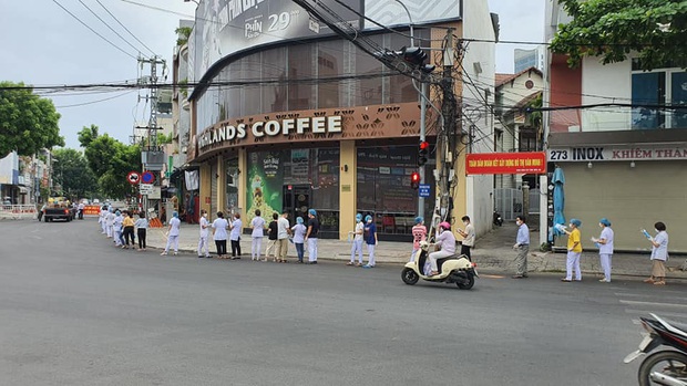 Chùm ảnh đặc biệt trong tâm dịch Đà Nẵng: Bác sĩ tất bật vào ca, nhân viên y tế xếp hàng dài xung phong vào khu cách ly chống Covid-19 - Ảnh 15. Chùm ảnh đặc biệt trong tâm dịch Đà Nẵng: Bác sĩ tất bật vào ca, nhân viên y tế xếp hàng dài xung phong vào khu cách ly chống Covid-19 - Ảnh 15.