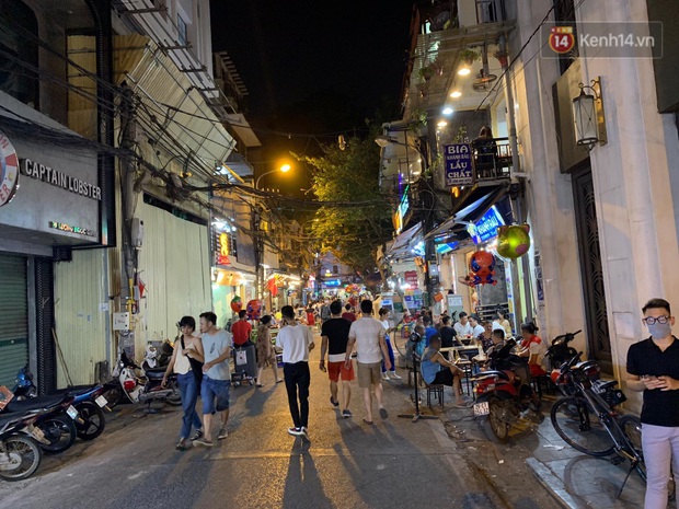 Quán Karaoke trước yêu cầu đóng cửa sau 0h ngày 1/8: Nơi đông đúc, chỗ thưa thớt vắng khách chuẩn bị sẵn sàng tạm dừng hoạt động - Ảnh 4. Quán Karaoke trước yêu cầu đóng cửa sau 0h ngày 1/8: Nơi đông đúc, chỗ thưa thớt vắng khách chuẩn bị sẵn sàng tạm dừng hoạt động - Ảnh 4.