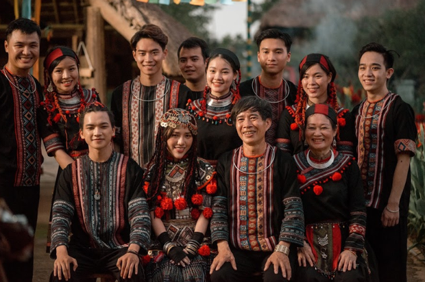 Phùng Khánh Linh tung MV ca khúc kết hợp với dàn producer khủng: Từ DTAP đến kỹ sư âm thanh từng làm việc cho Taylor Swift và Lady Gaga - Ảnh 3. Phùng Khánh Linh tung MV ca khúc kết hợp với dàn producer khủng: Từ DTAP đến kỹ sư âm thanh từng làm việc cho Taylor Swift và Lady Gaga - Ảnh 3.