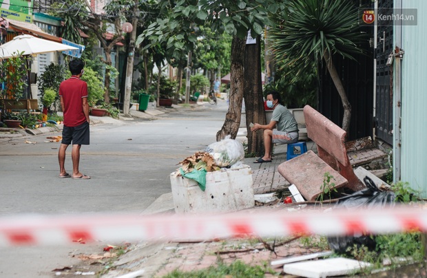 Cuộc sống của 40 hộ dân ở Sài Gòn trong ngày đầu cách ly: Bình tĩnh đón nhận, ngồi trước nhà nhưng vẫn đeo khẩu trang - Ảnh 4.