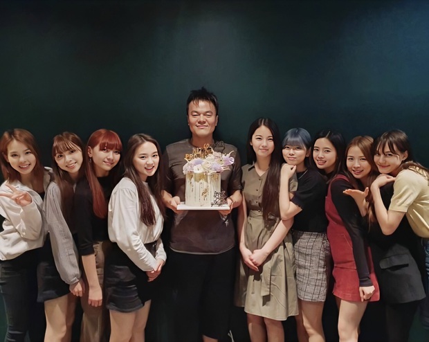 Nhóm “em gái” TWICE lập kỷ lục khủng ở Nhật, JYP không được khen mà còn bị Knet chỉ trích: “Chẳng khác gì giết tương lai của Kpop” - Ảnh 3. Nhóm “em gái” TWICE lập kỷ lục khủng ở Nhật, JYP không được khen mà còn bị Knet chỉ trích: “Chẳng khác gì giết tương lai của Kpop” - Ảnh 3.