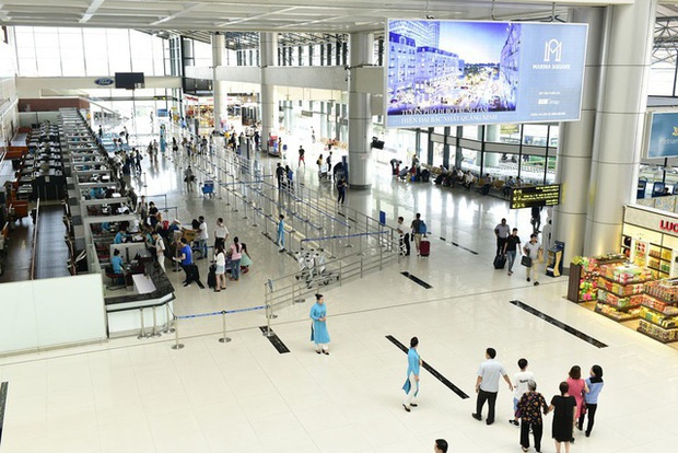 Đến chậm giờ khiến lỡ chuyến bay, hành khách nhổ nước bọt vào nhân viên hàng không - Ảnh 1.