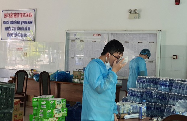 Chùm ảnh đặc biệt trong tâm dịch Đà Nẵng: Bác sĩ tất bật vào ca, nhân viên y tế xếp hàng dài xung phong vào khu cách ly chống Covid-19 - Ảnh 18. Chùm ảnh đặc biệt trong tâm dịch Đà Nẵng: Bác sĩ tất bật vào ca, nhân viên y tế xếp hàng dài xung phong vào khu cách ly chống Covid-19 - Ảnh 18.