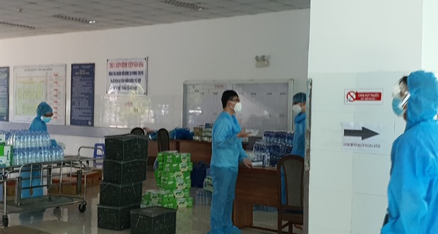 Chùm ảnh đặc biệt trong tâm dịch Đà Nẵng: Bác sĩ tất bật vào ca, nhân viên y tế xếp hàng dài xung phong vào khu cách ly chống Covid-19 - Ảnh 17. Chùm ảnh đặc biệt trong tâm dịch Đà Nẵng: Bác sĩ tất bật vào ca, nhân viên y tế xếp hàng dài xung phong vào khu cách ly chống Covid-19 - Ảnh 17.