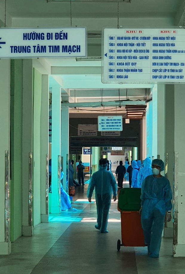 Chùm ảnh đặc biệt trong tâm dịch Đà Nẵng: Bác sĩ tất bật vào ca, nhân viên y tế xếp hàng dài xung phong vào khu cách ly chống Covid-19 - Ảnh 11. Chùm ảnh đặc biệt trong tâm dịch Đà Nẵng: Bác sĩ tất bật vào ca, nhân viên y tế xếp hàng dài xung phong vào khu cách ly chống Covid-19 - Ảnh 11.