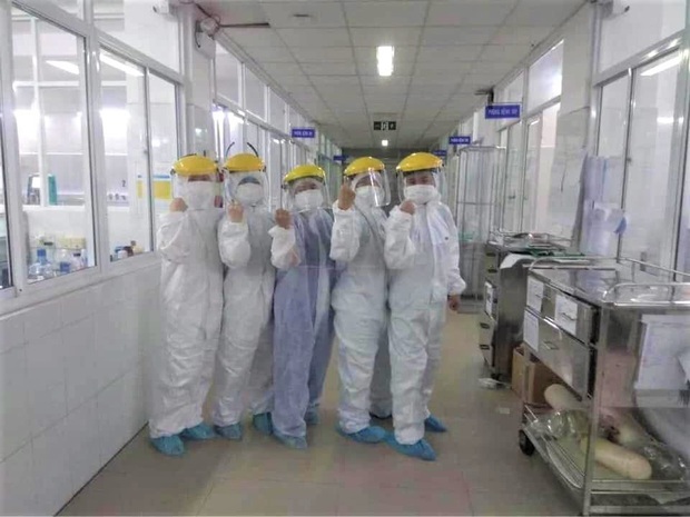 Chùm ảnh đặc biệt trong tâm dịch Đà Nẵng: Bác sĩ tất bật vào ca, nhân viên y tế xếp hàng dài xung phong vào khu cách ly chống Covid-19 - Ảnh 14. Chùm ảnh đặc biệt trong tâm dịch Đà Nẵng: Bác sĩ tất bật vào ca, nhân viên y tế xếp hàng dài xung phong vào khu cách ly chống Covid-19 - Ảnh 14.