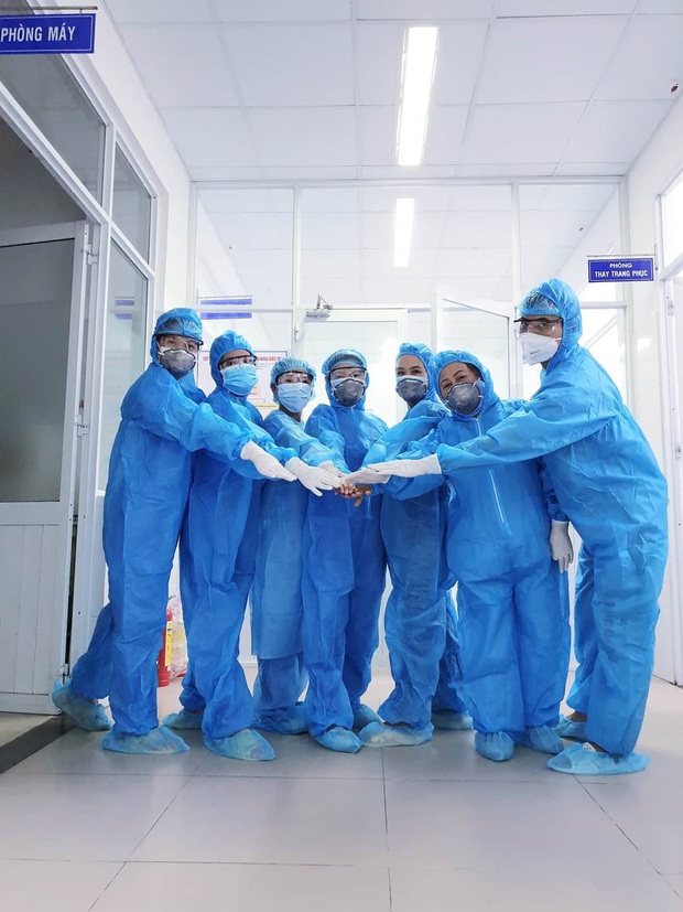 Chùm ảnh đặc biệt trong tâm dịch Đà Nẵng: Bác sĩ tất bật vào ca, nhân viên y tế xếp hàng dài xung phong vào khu cách ly chống Covid-19 - Ảnh 8. Chùm ảnh đặc biệt trong tâm dịch Đà Nẵng: Bác sĩ tất bật vào ca, nhân viên y tế xếp hàng dài xung phong vào khu cách ly chống Covid-19 - Ảnh 8.