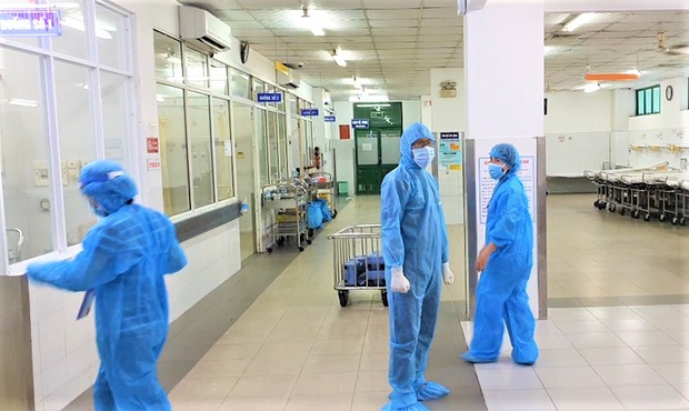 Chùm ảnh đặc biệt trong tâm dịch Đà Nẵng: Bác sĩ tất bật vào ca, nhân viên y tế xếp hàng dài xung phong vào khu cách ly chống Covid-19 - Ảnh 12. Chùm ảnh đặc biệt trong tâm dịch Đà Nẵng: Bác sĩ tất bật vào ca, nhân viên y tế xếp hàng dài xung phong vào khu cách ly chống Covid-19 - Ảnh 12.