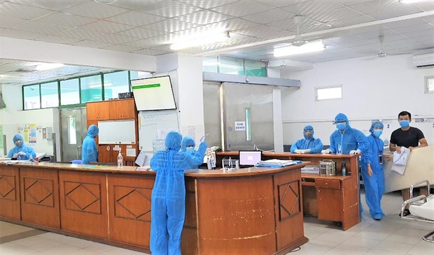 Chùm ảnh đặc biệt trong tâm dịch Đà Nẵng: Bác sĩ tất bật vào ca, nhân viên y tế xếp hàng dài xung phong vào khu cách ly chống Covid-19 - Ảnh 6. Chùm ảnh đặc biệt trong tâm dịch Đà Nẵng: Bác sĩ tất bật vào ca, nhân viên y tế xếp hàng dài xung phong vào khu cách ly chống Covid-19 - Ảnh 6.