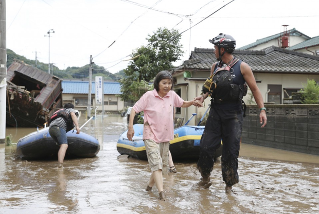 Mưa lớn kỉ lục gây lũ lụt nghiêm trọng ở Nhật Bản: Nhà cửa chìm trong biển nước, người dân phải trèo lên mái chờ giải cứu - Ảnh 9.