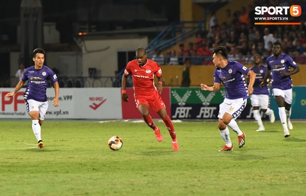 Nụ cười đầy ẩn ý của tuyển thủ U23 Việt Nam sau khi khiến Thành Chung hối hận vì sai lầm sơ đẳng, chán đến mức không muốn bắt tay đối thủ - Ảnh 1. Nụ cười đầy ẩn ý của tuyển thủ U23 Việt Nam sau khi khiến Thành Chung hối hận vì sai lầm sơ đẳng, chán đến mức không muốn bắt tay đối thủ - Ảnh 1.