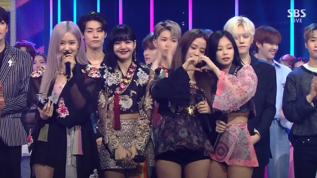Chỉ 2 phút nhận cúp mà BLACKPINK quá đáng yêu rồi: Lisa xinh ngất lại bắn tim chuyên nghiệp, còn Jisoo và Jennie thì fail toàn tập! - Ảnh 2.
