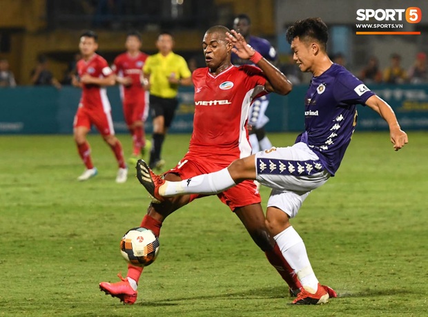 Nụ cười đầy ẩn ý của tuyển thủ U23 Việt Nam sau khi khiến Thành Chung hối hận vì sai lầm sơ đẳng, chán đến mức không muốn bắt tay đối thủ - Ảnh 2. Nụ cười đầy ẩn ý của tuyển thủ U23 Việt Nam sau khi khiến Thành Chung hối hận vì sai lầm sơ đẳng, chán đến mức không muốn bắt tay đối thủ - Ảnh 2.