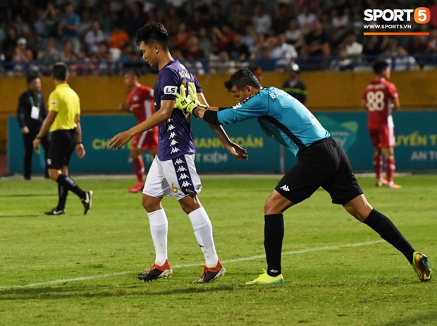 Nụ cười đầy ẩn ý của tuyển thủ U23 Việt Nam sau khi khiến Thành Chung hối hận vì sai lầm sơ đẳng, chán đến mức không muốn bắt tay đối thủ - Ảnh 7. Nụ cười đầy ẩn ý của tuyển thủ U23 Việt Nam sau khi khiến Thành Chung hối hận vì sai lầm sơ đẳng, chán đến mức không muốn bắt tay đối thủ - Ảnh 7.
