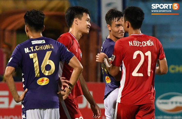 Nụ cười đầy ẩn ý của tuyển thủ U23 Việt Nam sau khi khiến Thành Chung hối hận vì sai lầm sơ đẳng, chán đến mức không muốn bắt tay đối thủ - Ảnh 6. Nụ cười đầy ẩn ý của tuyển thủ U23 Việt Nam sau khi khiến Thành Chung hối hận vì sai lầm sơ đẳng, chán đến mức không muốn bắt tay đối thủ - Ảnh 6.
