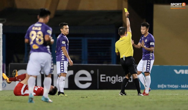 Bùi Tiến Dũng chơi tiểu xảo, suýt dính nguyên đòn trả đũa bằng cùi chỏ từ ngoại binh Hà Nội FC - Ảnh 8.