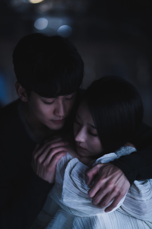 Lộ ảnh giả gái thời đại học của Kim Soo Hyun nhưng sao lại giống Seo Ye Ji (Điên Thì Có Sao) thế này! - Ảnh 2.