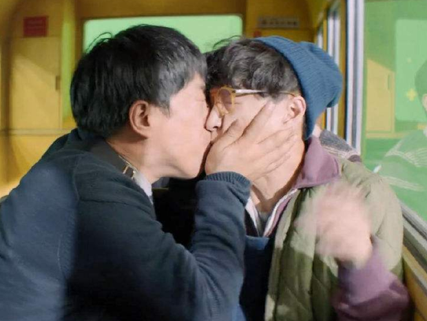 Nhìn lại nụ hôn màn ảnh đầu tiên của 10 nam thần Cbiz: Choáng nhất là màn khóa môi đàn anh của Lay (EXO) - Ảnh 9.