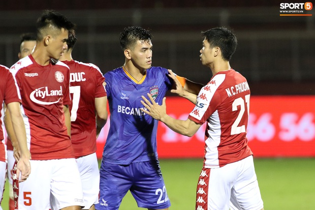 Sau va chạm nảy lửa và nhận cái liếc mắt sắc lẹm, Tống Anh Tỷ cười nói về Công Phượng: Xong trận hai anh em bình thường luôn - Ảnh 3. Sau va chạm nảy lửa và nhận cái liếc mắt sắc lẹm, Tống Anh Tỷ cười nói về Công Phượng: Xong trận hai anh em bình thường luôn - Ảnh 3.