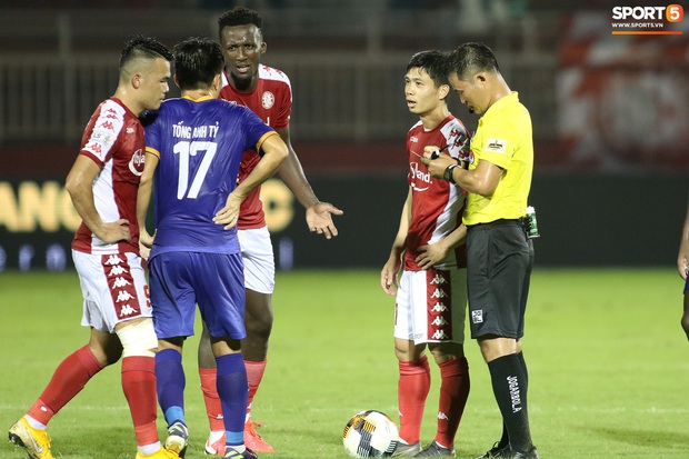 Sau va chạm nảy lửa và nhận cái liếc mắt sắc lẹm, Tống Anh Tỷ cười nói về Công Phượng: Xong trận hai anh em bình thường luôn - Ảnh 6. Sau va chạm nảy lửa và nhận cái liếc mắt sắc lẹm, Tống Anh Tỷ cười nói về Công Phượng: Xong trận hai anh em bình thường luôn - Ảnh 6.
