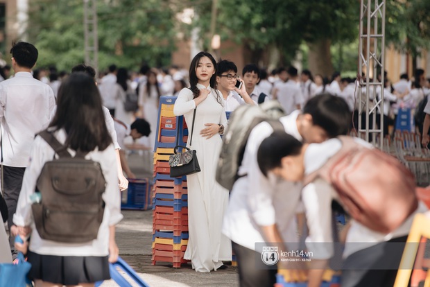 Học trò Chu Văn An (Hà Nội) bịn rịn chia tay trong lễ bế giảng cuối cùng của đời học sinh - Ảnh 4.