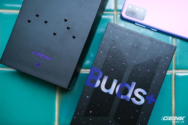 Mở hộp tai nghe Galaxy Buds+ phiên bản BTS: Hộp sản phẩm to bất ngờ, bóc mỏi tay mới biết có nhiều quà kèm theo dành cho A.R.M.Y - Ảnh 2.