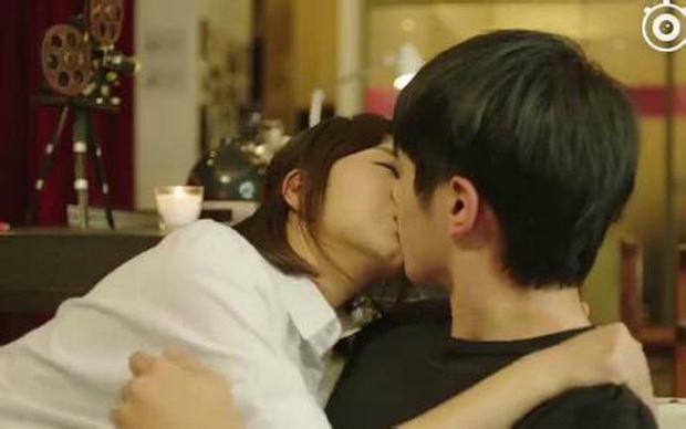 Nhìn lại nụ hôn màn ảnh đầu tiên của 10 nam thần Cbiz: Choáng nhất là màn khóa môi đàn anh của Lay (EXO) - Ảnh 5.