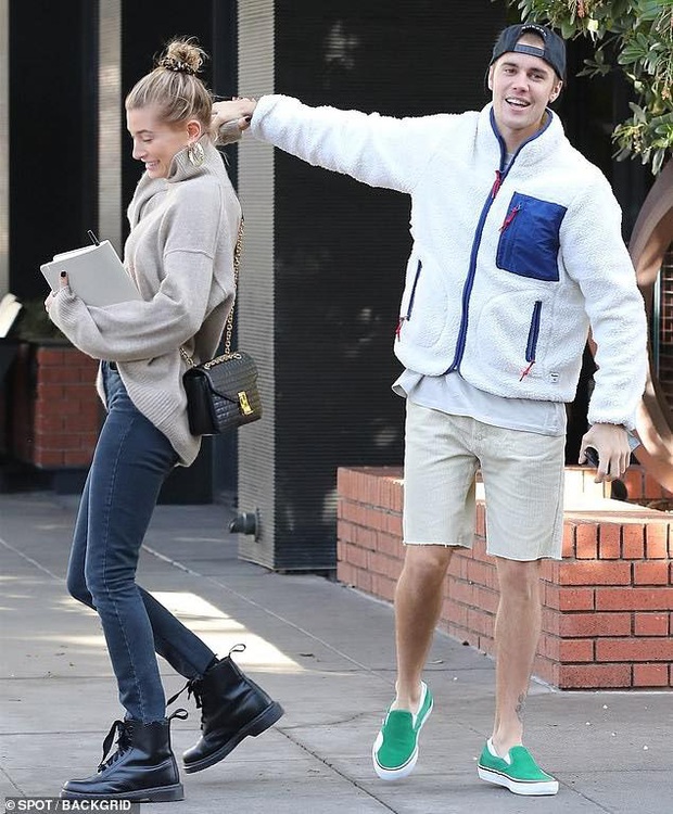 Là hoàng tử nhạc Pop, Justin Bieber sẵn sàng làm nền, giúp việc cao cấp kiêm vác đồ cho vợ thoả sức đẹp xinh - Ảnh 10. Là hoàng tử nhạc Pop, Justin Bieber sẵn sàng làm nền, giúp việc cao cấp kiêm vác đồ cho vợ thoả sức đẹp xinh - Ảnh 10.