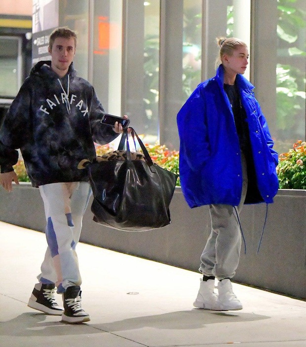 Là hoàng tử nhạc Pop, Justin Bieber sẵn sàng làm nền, giúp việc cao cấp kiêm vác đồ cho vợ thoả sức đẹp xinh - Ảnh 4. Là hoàng tử nhạc Pop, Justin Bieber sẵn sàng làm nền, giúp việc cao cấp kiêm vác đồ cho vợ thoả sức đẹp xinh - Ảnh 4.