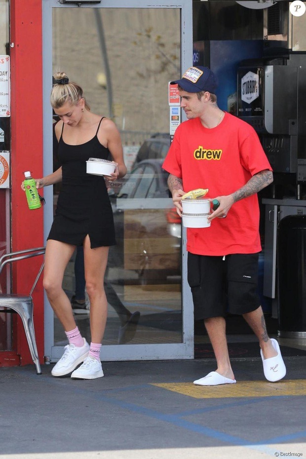 Là hoàng tử nhạc Pop, Justin Bieber sẵn sàng làm nền, giúp việc cao cấp kiêm vác đồ cho vợ thoả sức đẹp xinh - Ảnh 9. Là hoàng tử nhạc Pop, Justin Bieber sẵn sàng làm nền, giúp việc cao cấp kiêm vác đồ cho vợ thoả sức đẹp xinh - Ảnh 9.