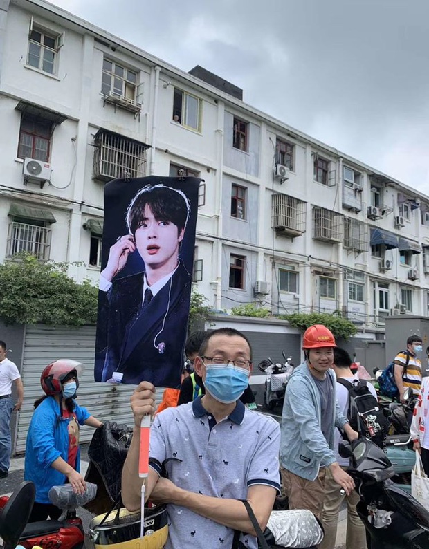Con đi thi đại học, phụ huynh Trung Quốc mang ảnh BTS, Vương Nhất Bác đến cổ vũ tinh thần - Ảnh 1. Con đi thi đại học, phụ huynh Trung Quốc mang ảnh BTS, Vương Nhất Bác đến cổ vũ tinh thần - Ảnh 1.