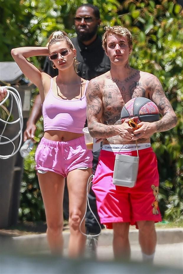 Là hoàng tử nhạc Pop, Justin Bieber sẵn sàng làm nền, giúp việc cao cấp kiêm vác đồ cho vợ thoả sức đẹp xinh - Ảnh 6. Là hoàng tử nhạc Pop, Justin Bieber sẵn sàng làm nền, giúp việc cao cấp kiêm vác đồ cho vợ thoả sức đẹp xinh - Ảnh 6.