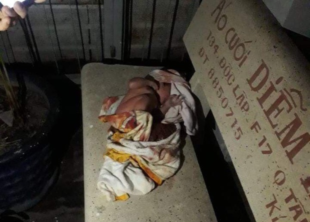 TP. HCM: Phát hiện bé trai còn nguyên dây rốn, bị bỏ rơi trên ghế đá ngoài hẻm - Ảnh 1. TP. HCM: Phát hiện bé trai còn nguyên dây rốn, bị bỏ rơi trên ghế đá ngoài hẻm - Ảnh 1.