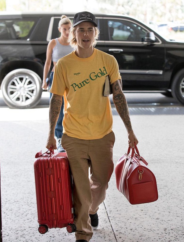 Là hoàng tử nhạc Pop, Justin Bieber sẵn sàng làm nền, giúp việc cao cấp kiêm vác đồ cho vợ thoả sức đẹp xinh - Ảnh 3. Là hoàng tử nhạc Pop, Justin Bieber sẵn sàng làm nền, giúp việc cao cấp kiêm vác đồ cho vợ thoả sức đẹp xinh - Ảnh 3.