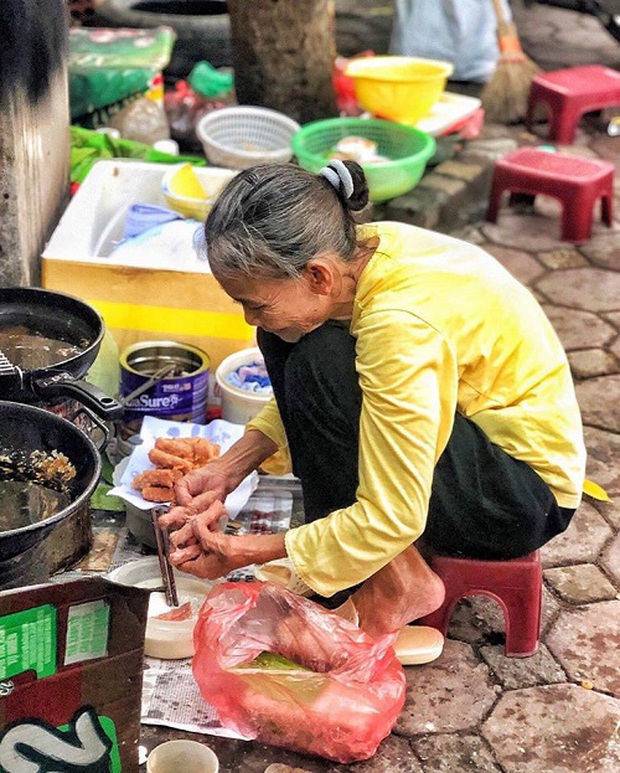 Không quán, không bàn, không bát đũa nhưng hàng nem chua rán bà cụ vẫn gắn liền với bao thế hệ người Hà Nội gần 2 thập kỷ nay - Ảnh 1. Không quán, không bàn, không bát đũa nhưng hàng nem chua rán bà cụ vẫn gắn liền với bao thế hệ người Hà Nội gần 2 thập kỷ nay - Ảnh 1.
