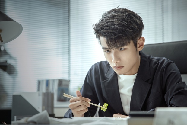 Ngất xỉu trước trend tổng tài ở phim Hoa ngữ 2020: Ông chú CEO U50 có mối tình cực ngọt với thiếu nữ đôi mươi? - Ảnh 6. Ngất xỉu trước trend tổng tài ở phim Hoa ngữ 2020: Ông chú CEO U50 có mối tình cực ngọt với thiếu nữ đôi mươi? - Ảnh 6.