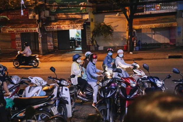 Nhiều quán cafe thâu đêm ở Sài Gòn chật kín khách: Sức chi tiêu của người Việt về đêm đâu kém du khách quốc tế! - Ảnh 9.