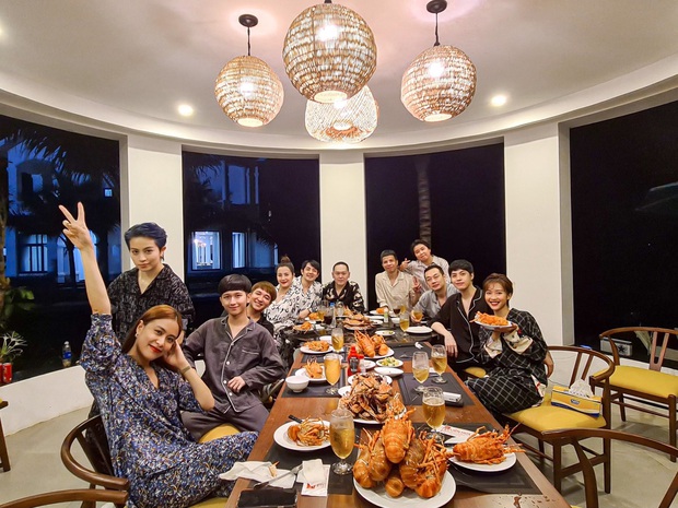 Hoàng Thuỳ Linh diện đồ ngủ đôi, dính nhau như sam trong tiệc sinh nhật Gil Lê: Thế này muốn giấu cũng khó! - Ảnh 4. Hoàng Thuỳ Linh diện đồ ngủ đôi, dính nhau như sam trong tiệc sinh nhật Gil Lê: Thế này muốn giấu cũng khó! - Ảnh 4.