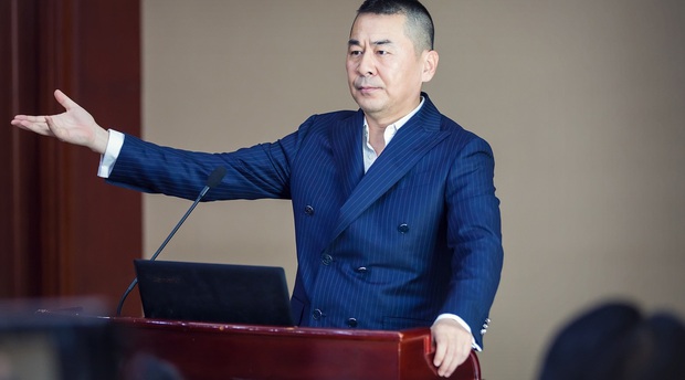 Ngất xỉu trước trend tổng tài ở phim Hoa ngữ 2020: Ông chú CEO U50 có mối tình cực ngọt với thiếu nữ đôi mươi? - Ảnh 2. Ngất xỉu trước trend tổng tài ở phim Hoa ngữ 2020: Ông chú CEO U50 có mối tình cực ngọt với thiếu nữ đôi mươi? - Ảnh 2.