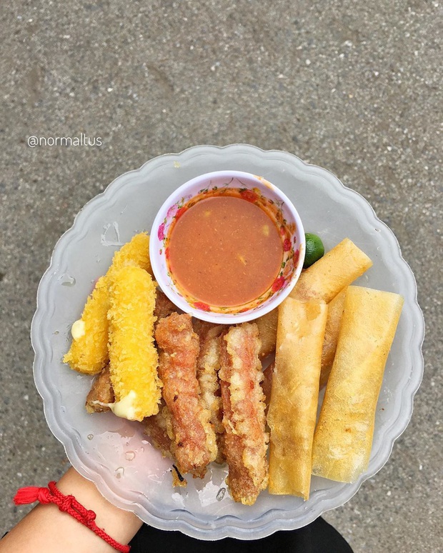Không quán, không bàn, không bát đũa nhưng hàng nem chua rán bà cụ vẫn gắn liền với bao thế hệ người Hà Nội gần 2 thập kỷ nay - Ảnh 4. Không quán, không bàn, không bát đũa nhưng hàng nem chua rán bà cụ vẫn gắn liền với bao thế hệ người Hà Nội gần 2 thập kỷ nay - Ảnh 4.