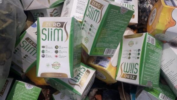 Hà Nội: Hàng trăm lọ giảm cân bị vứt bỏ trên vỉa hè Đại lộ Thăng Long - Ảnh 1.