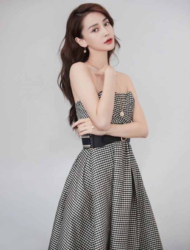 Tranh cãi nhan sắc thật của Angela Baby qua livestream: Khác một trời một vực so với ảnh đã PTS? - Ảnh 2. Tranh cãi nhan sắc thật của Angela Baby qua livestream: Khác một trời một vực so với ảnh đã PTS? - Ảnh 2.