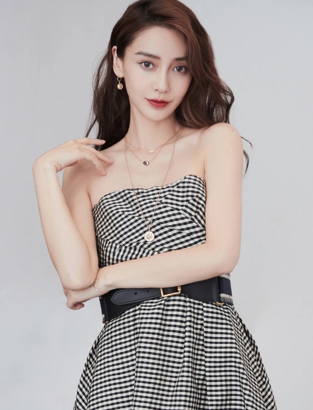 Tranh cãi nhan sắc thật của Angela Baby qua livestream: Khác một trời một vực so với ảnh đã PTS? - Ảnh 3. Tranh cãi nhan sắc thật của Angela Baby qua livestream: Khác một trời một vực so với ảnh đã PTS? - Ảnh 3.