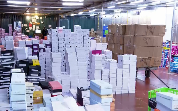 Đột kích kho hàng lậu hơn 10.000 m2 để bán qua livestream trên Facebook - Ảnh 2. Đột kích kho hàng lậu hơn 10.000 m2 để bán qua livestream trên Facebook - Ảnh 2.