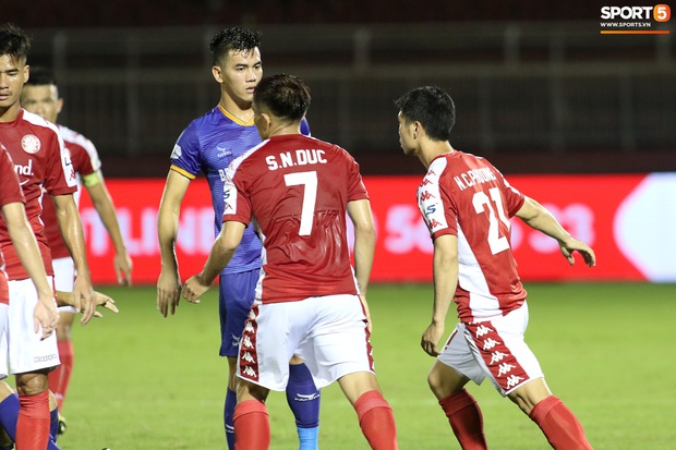Lần đầu đeo băng đội trưởng, Tiến Linh bối rối không ngừng nhưng vẫn hào sảng chỉnh sửa giúp đối thủ - Ảnh 10. Lần đầu đeo băng đội trưởng, Tiến Linh bối rối không ngừng nhưng vẫn hào sảng chỉnh sửa giúp đối thủ - Ảnh 10.